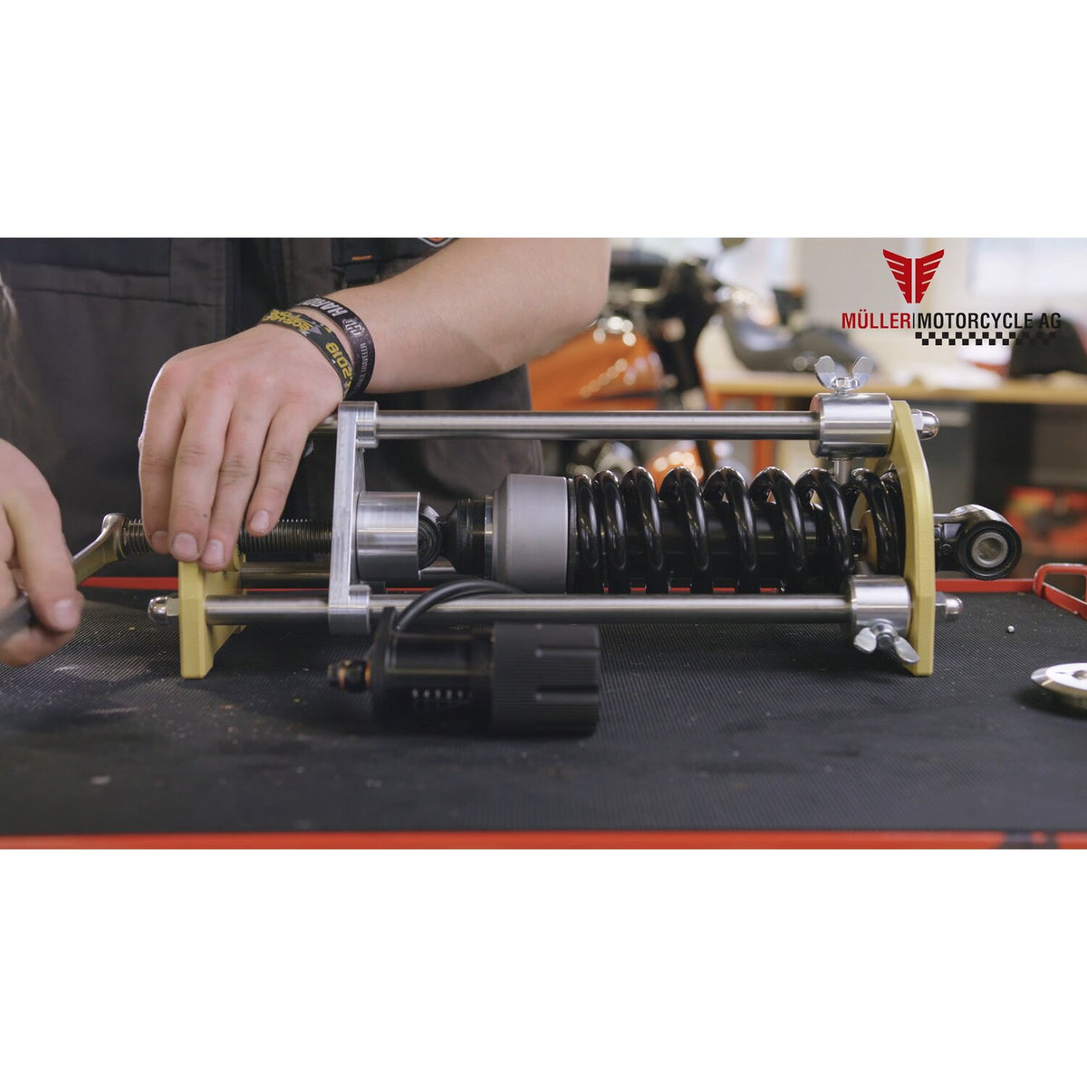 Müller, M8 shock spring compressor tool