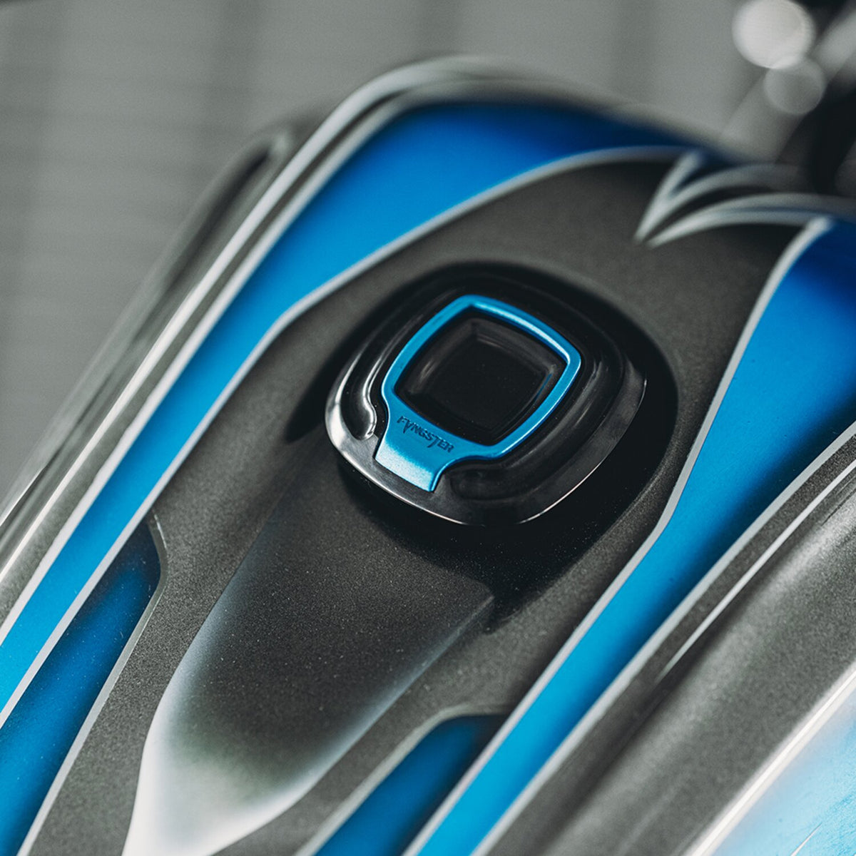 Fangster, screw-in gas cap. Black blue