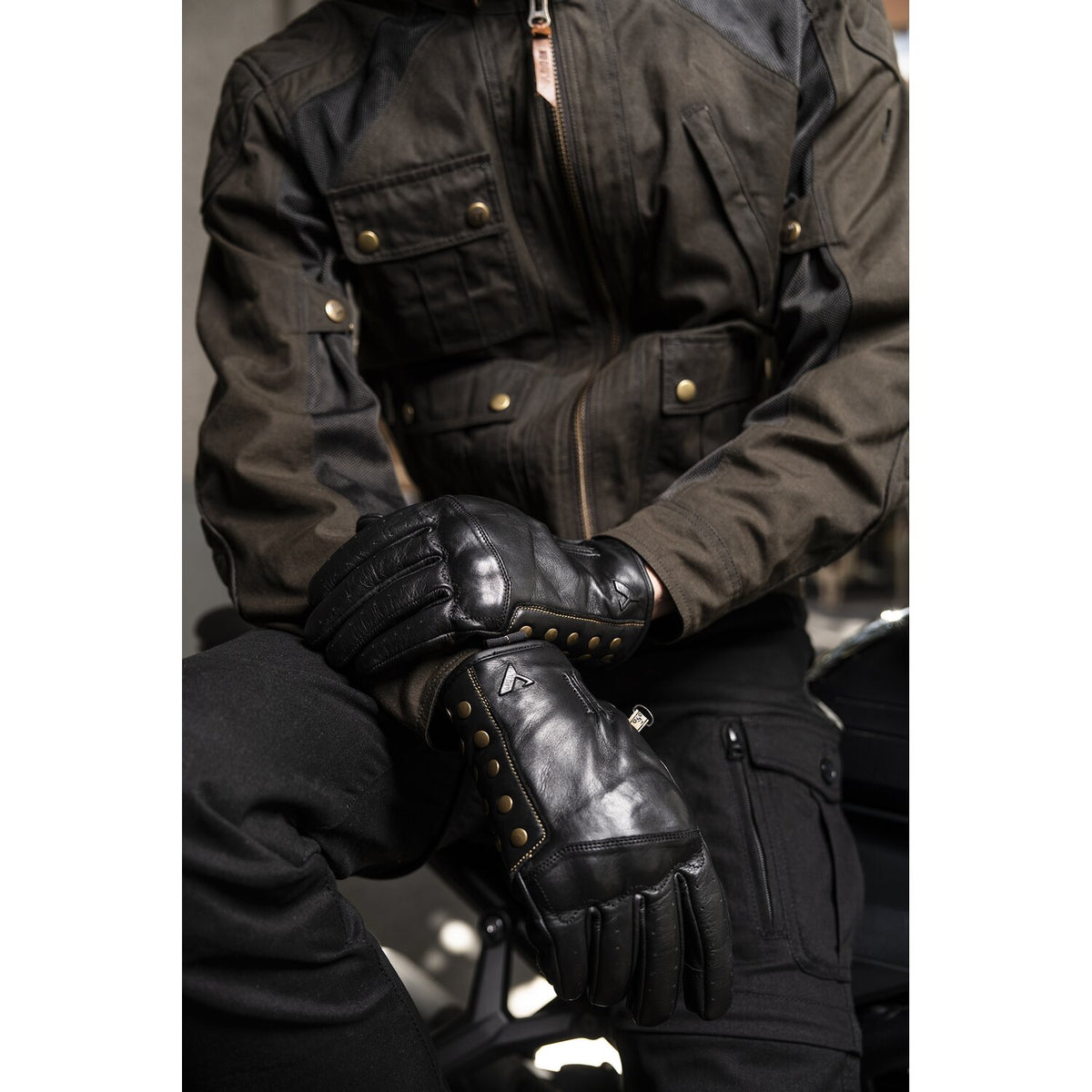 By City Thunder gloves black
