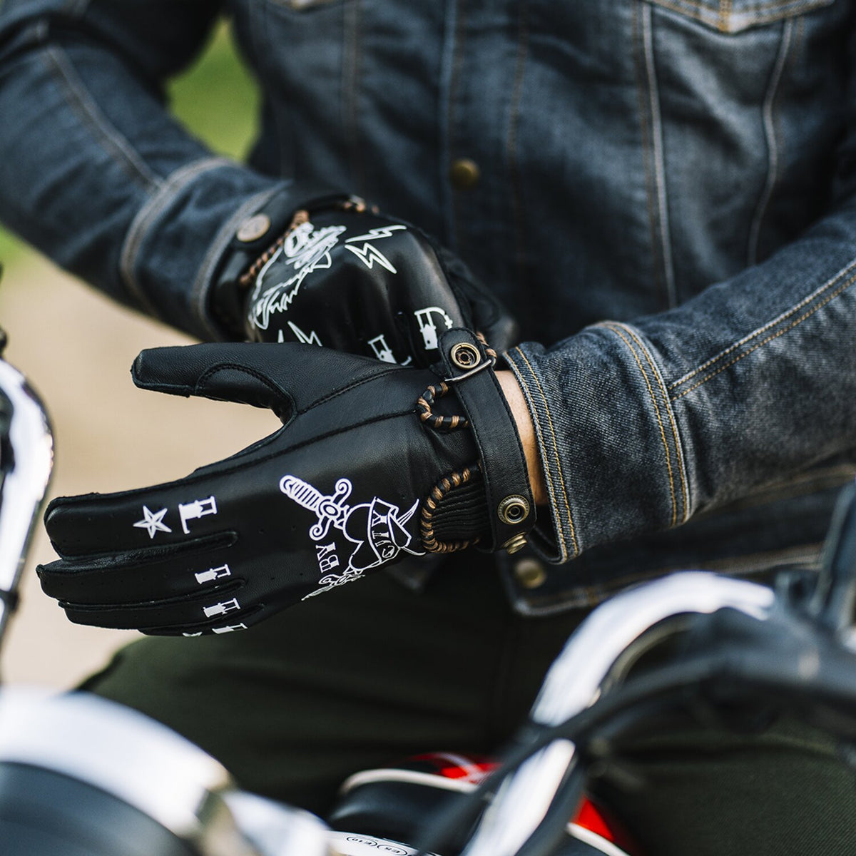 By City Second Skin gloves tattoo black