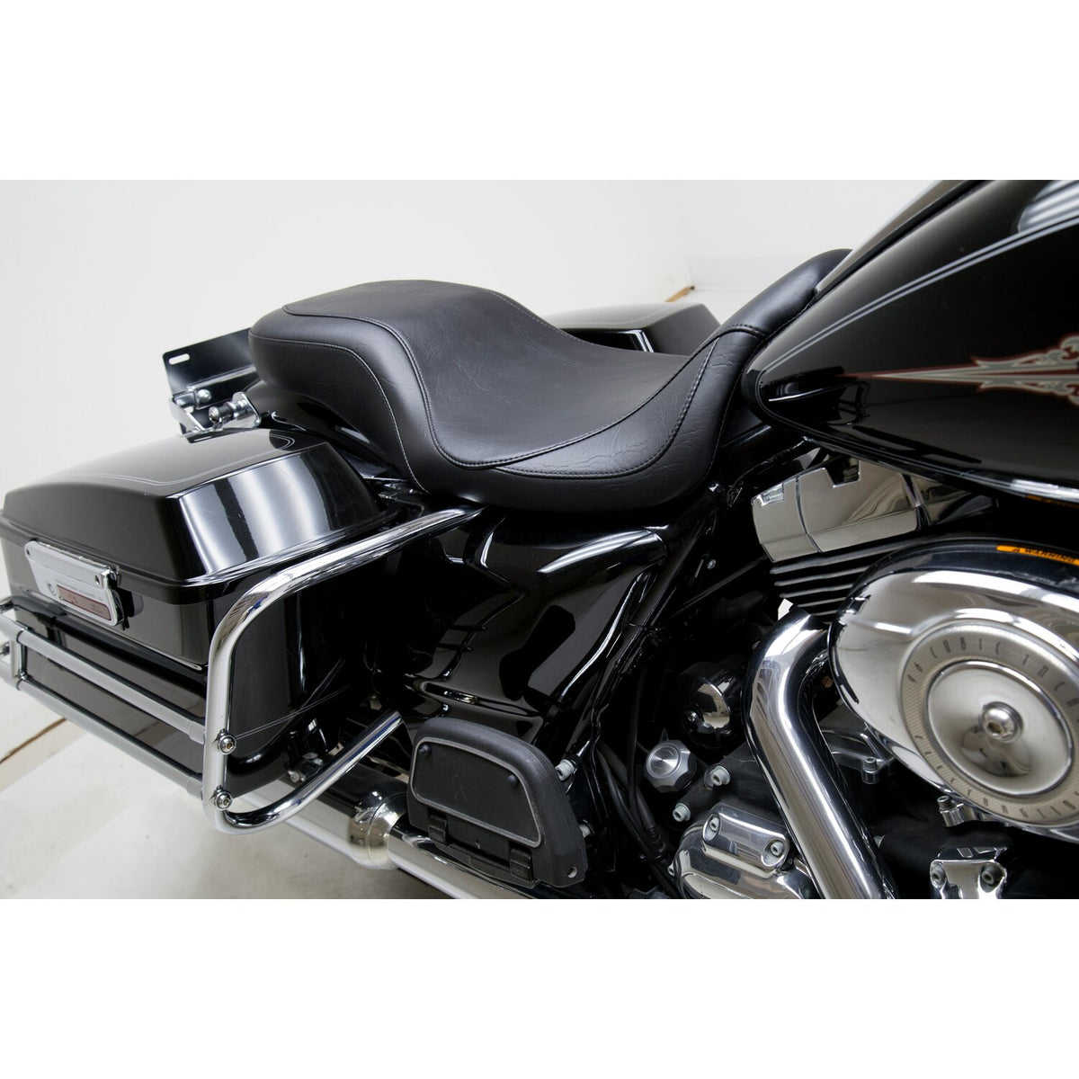 Mustang, Super Tripper seat. Black Classic