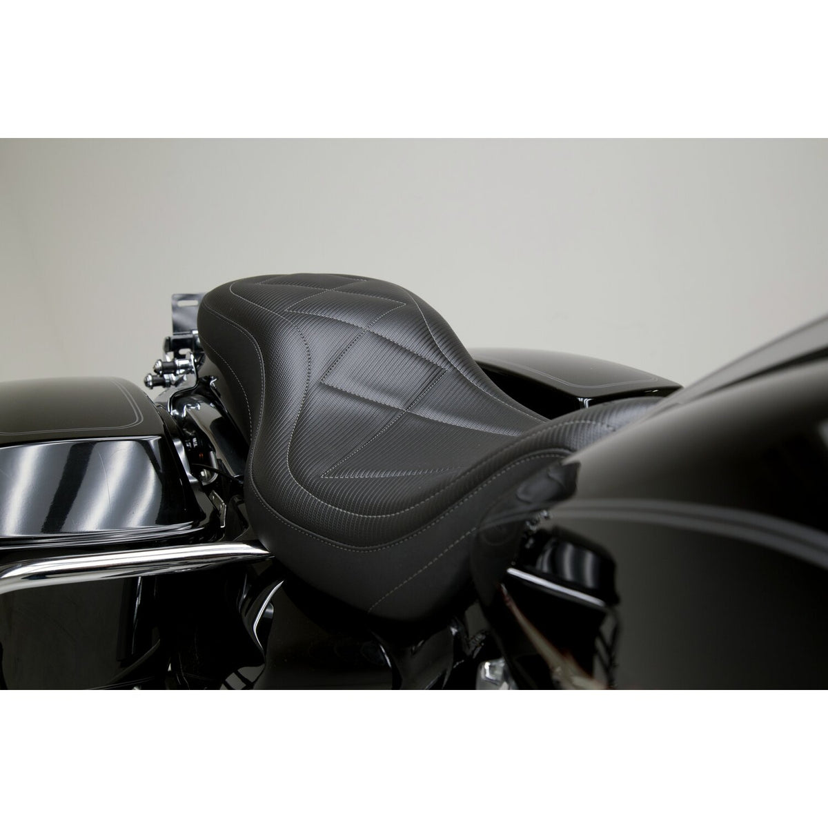 Mustang, Super Tripper seat. Black carbon