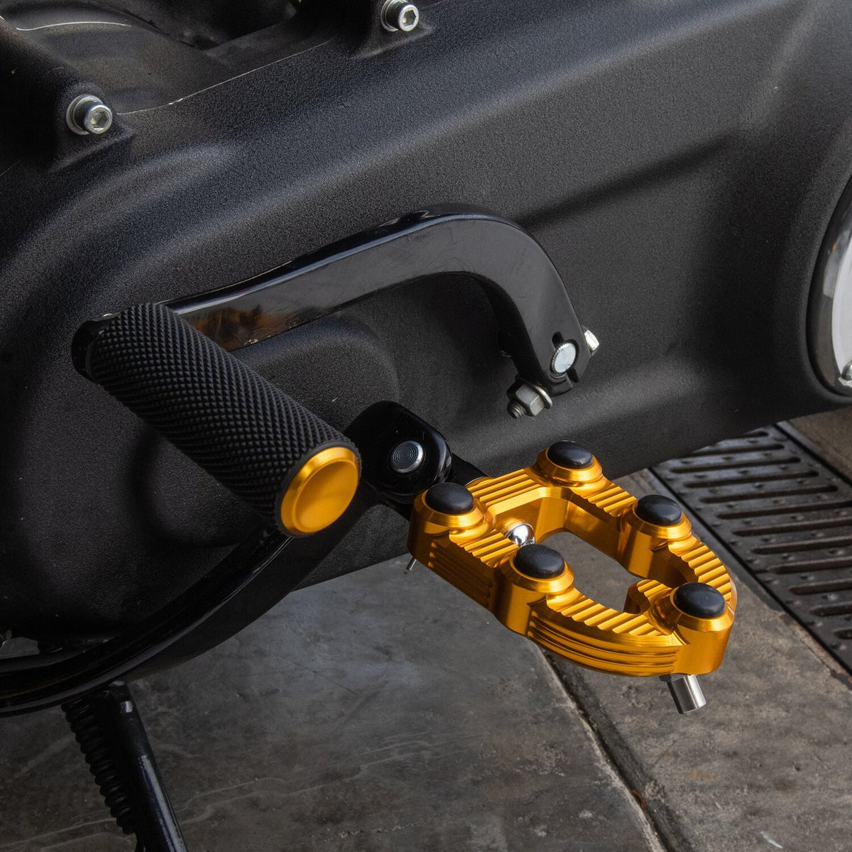 Arlen Ness, MX foot pegs. Gold