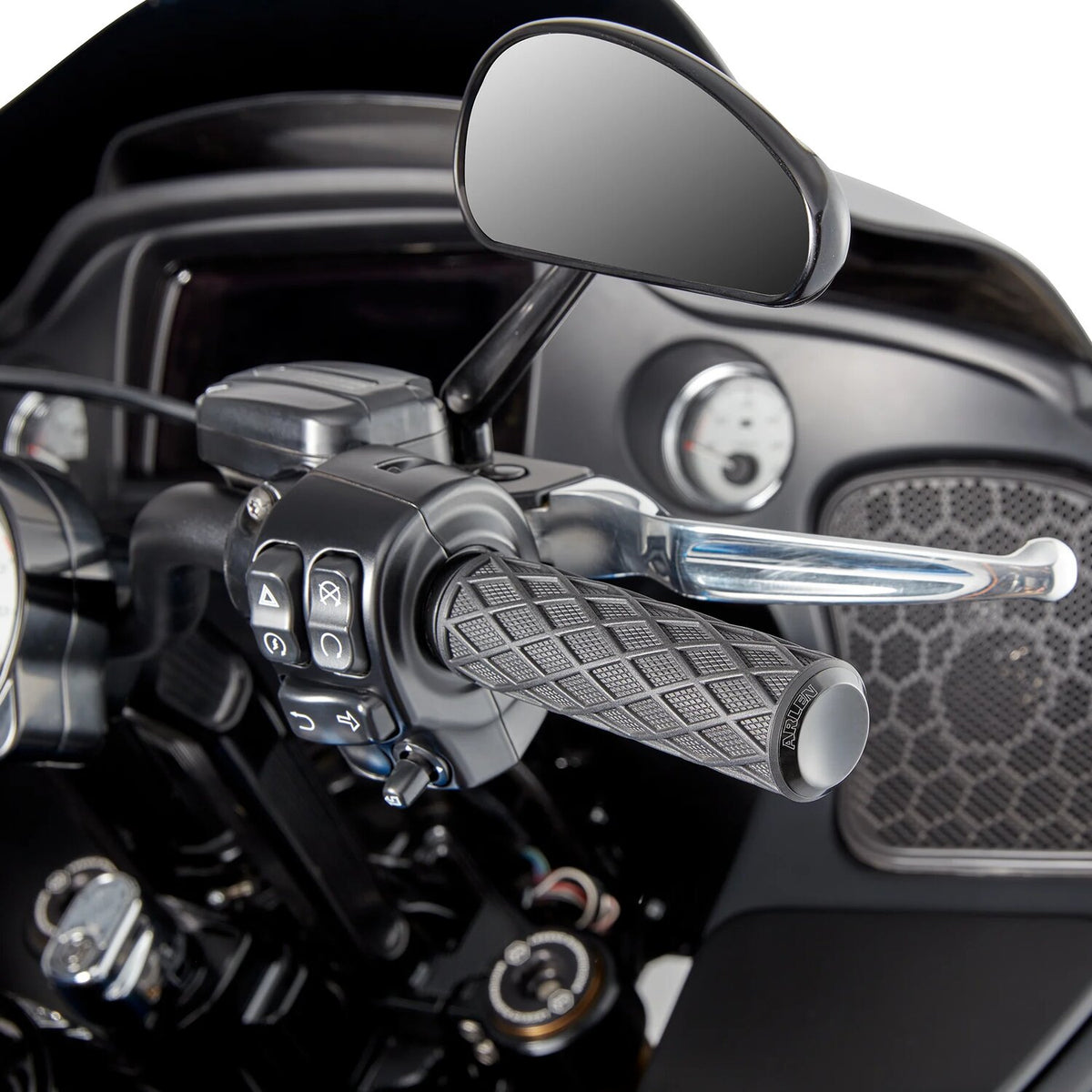 Arlen Ness, Diamond Handlebar Grip Set. Black