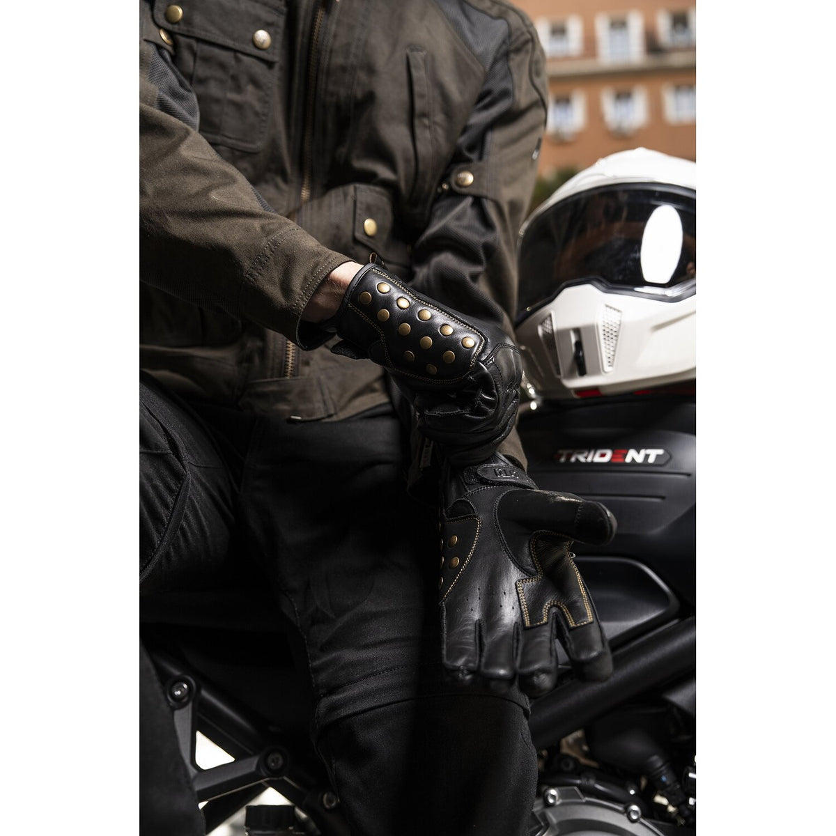 By City Thunder gloves black