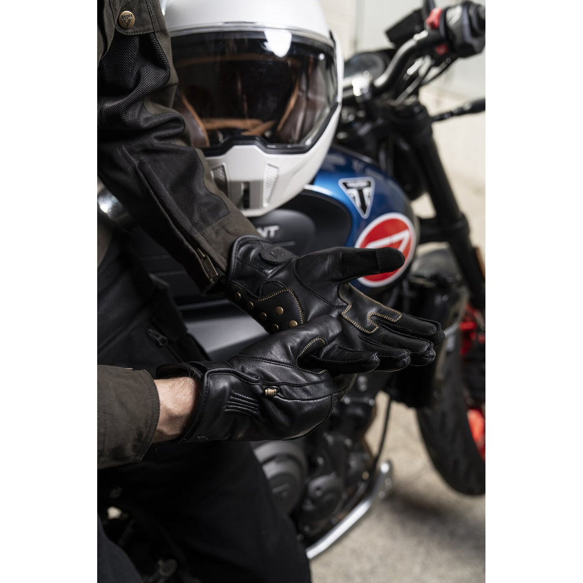 By City Thunder gloves black