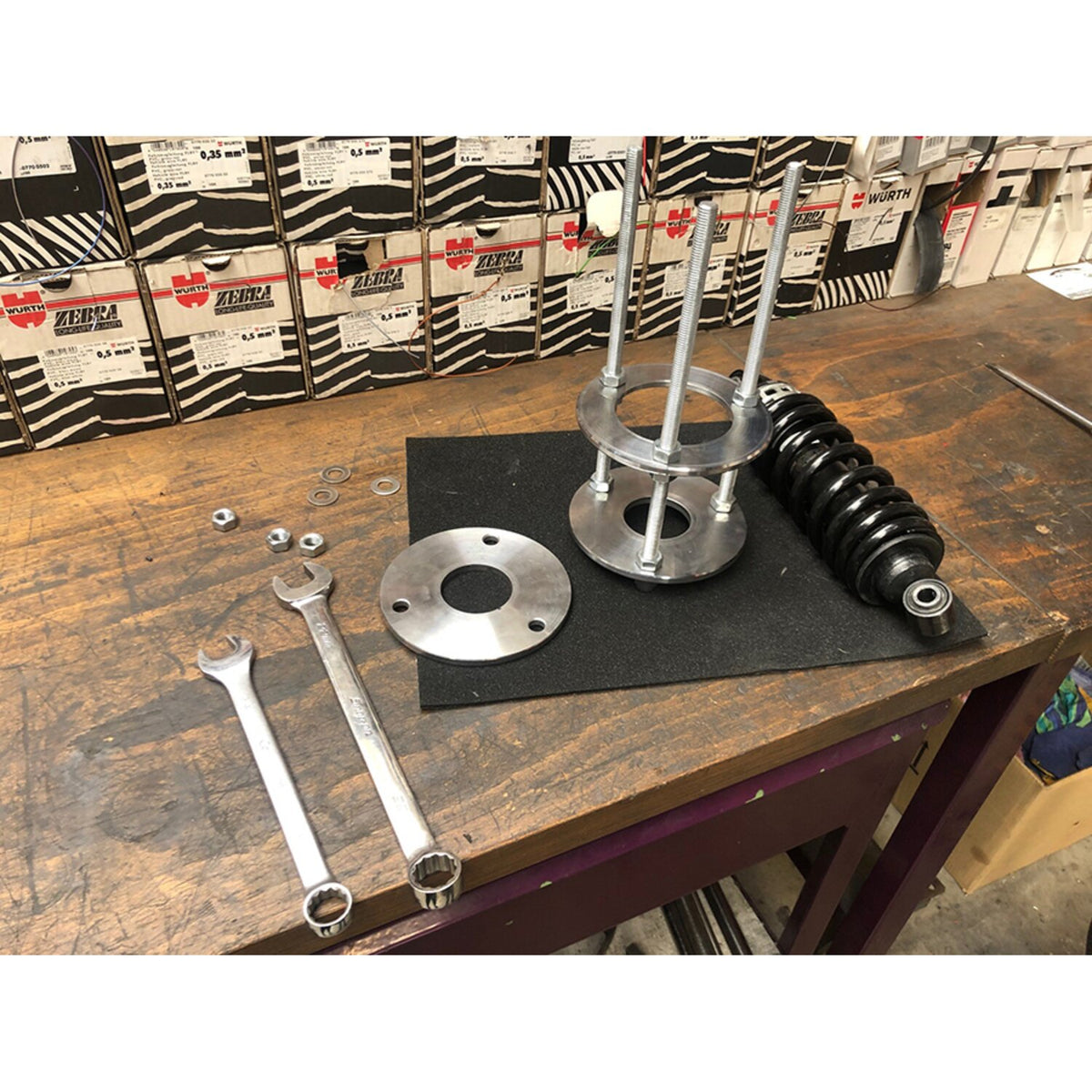 Kodlin, M8 Softail shock/spring compression tool