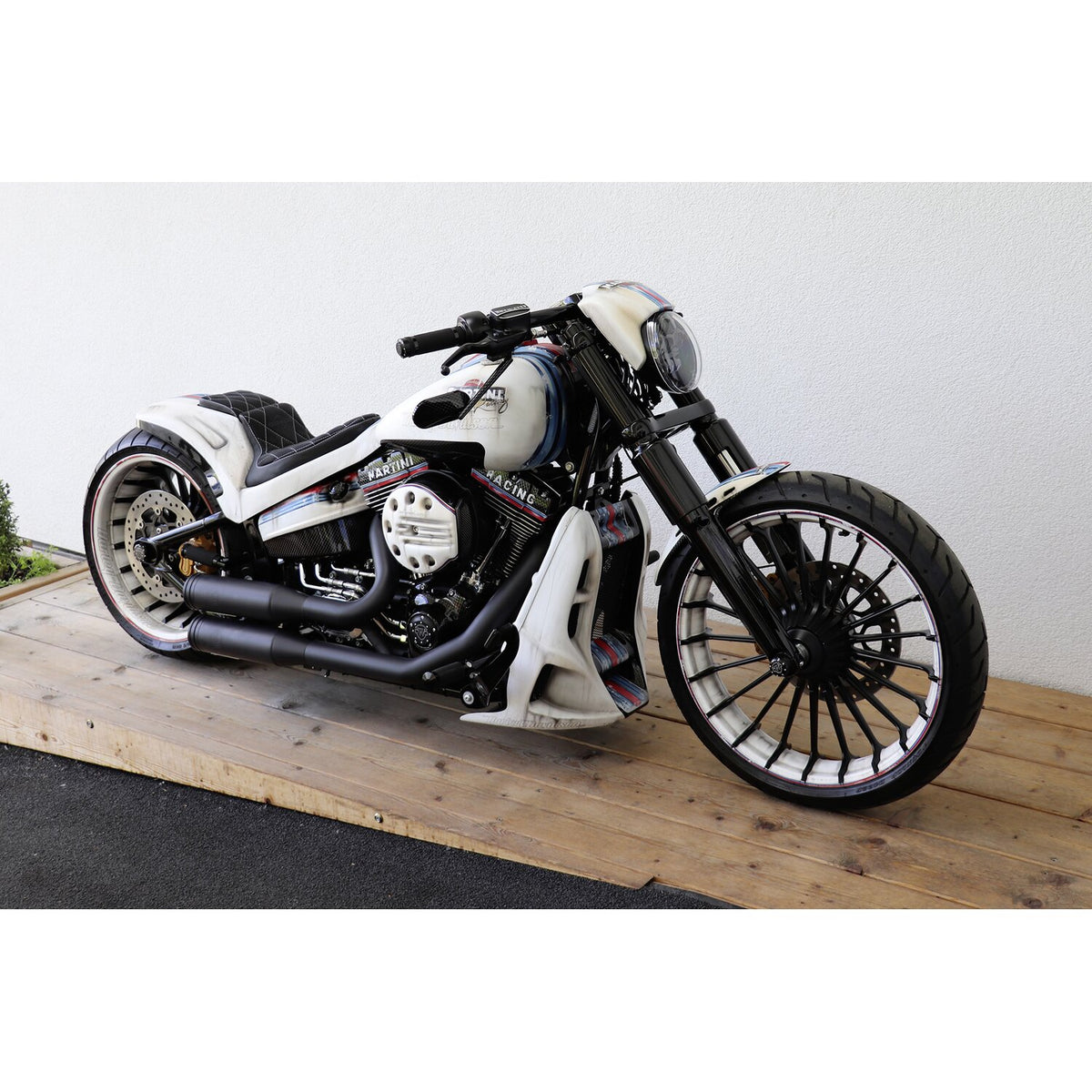 Cult-Werk, radiator cover 'Racing'. Gloss black