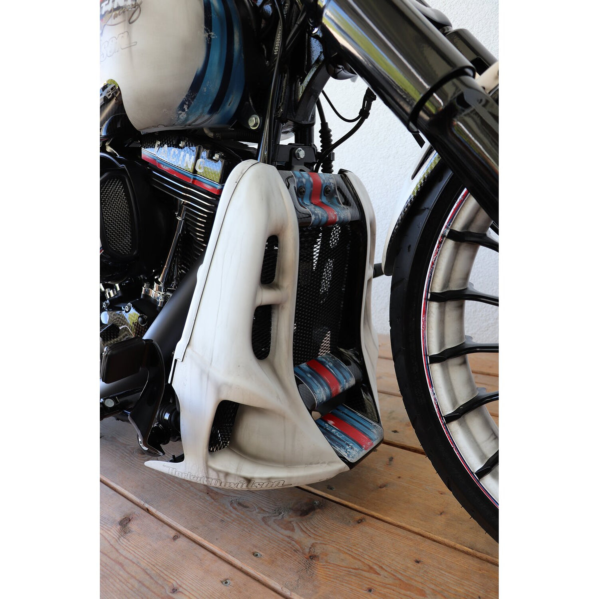 Cult-Werk, radiator cover 'Racing'. Gloss black