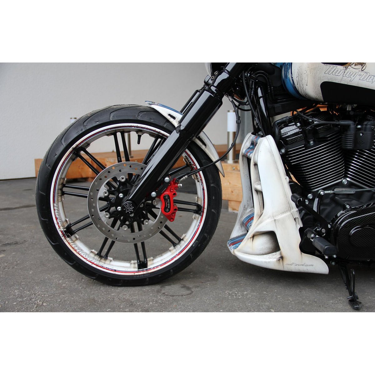 Cult-Werk, radiator cover 'Racing'. Gloss black
