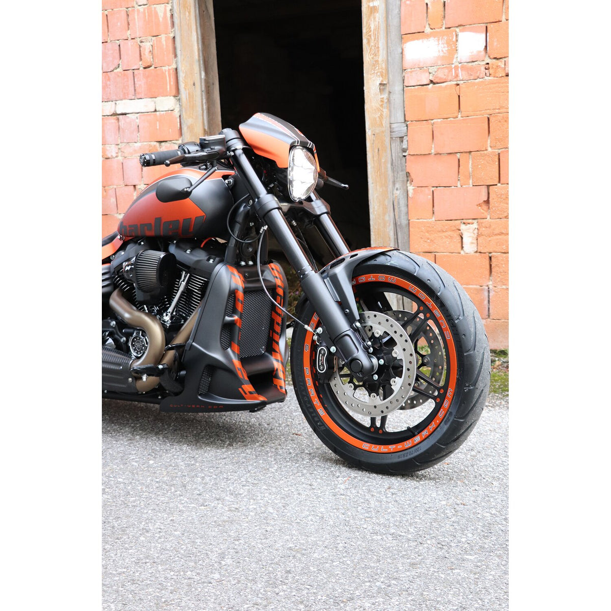 Cult-Werk, radiator cover 'Racing'. Gloss black