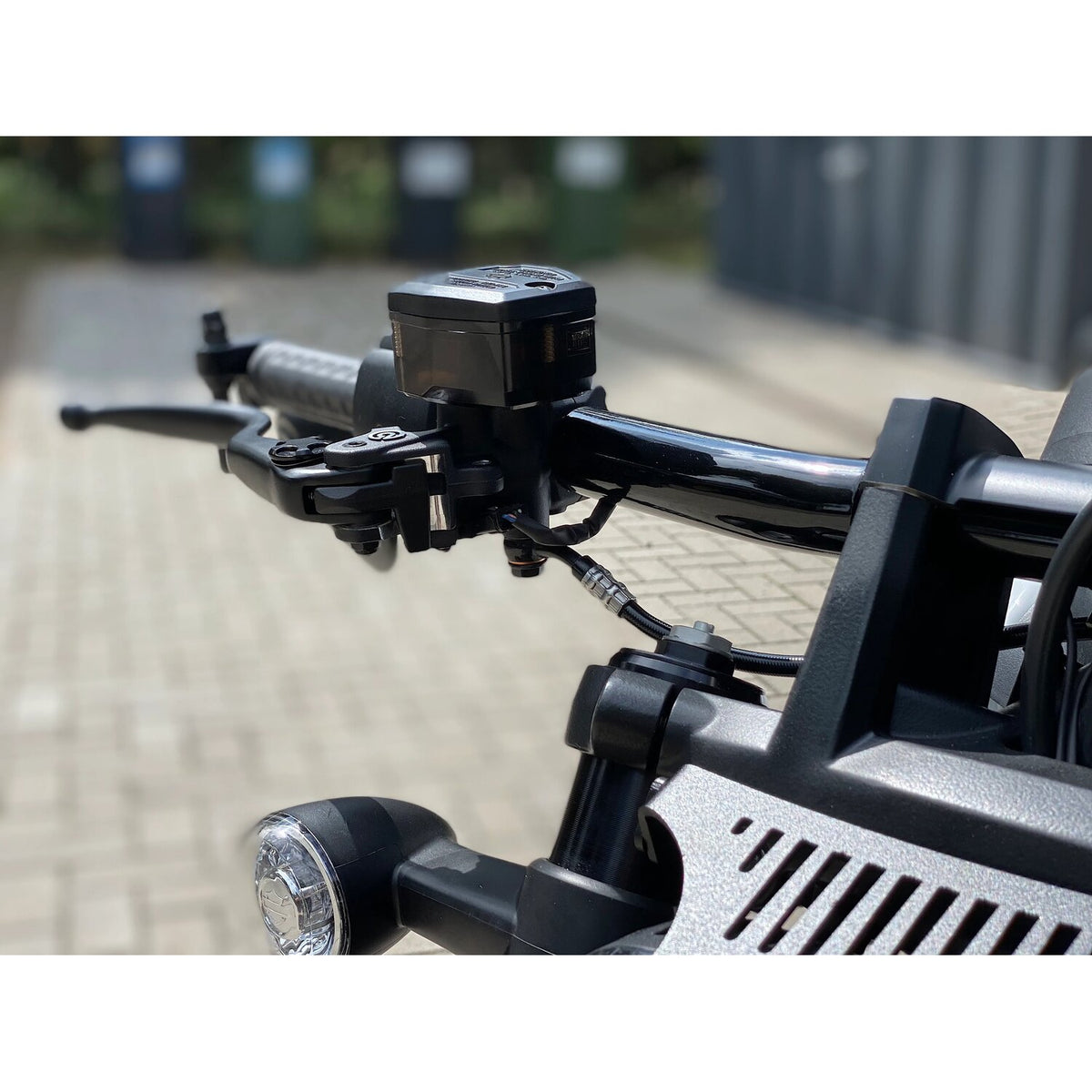 Killer Custom, 1-1/4" Fat Drag handlebar. Black