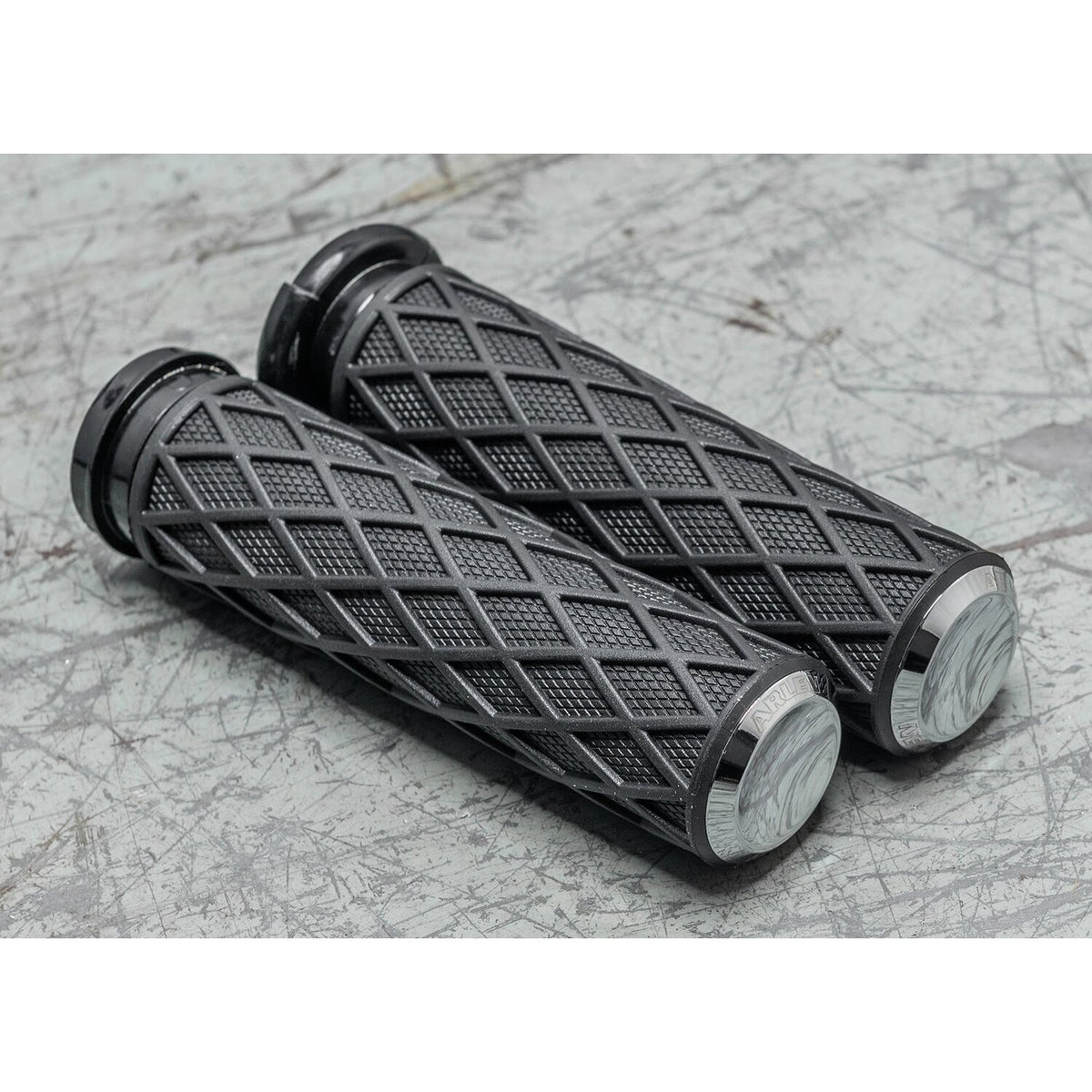Arlen Ness, Diamond handlebar grip set. Chrome