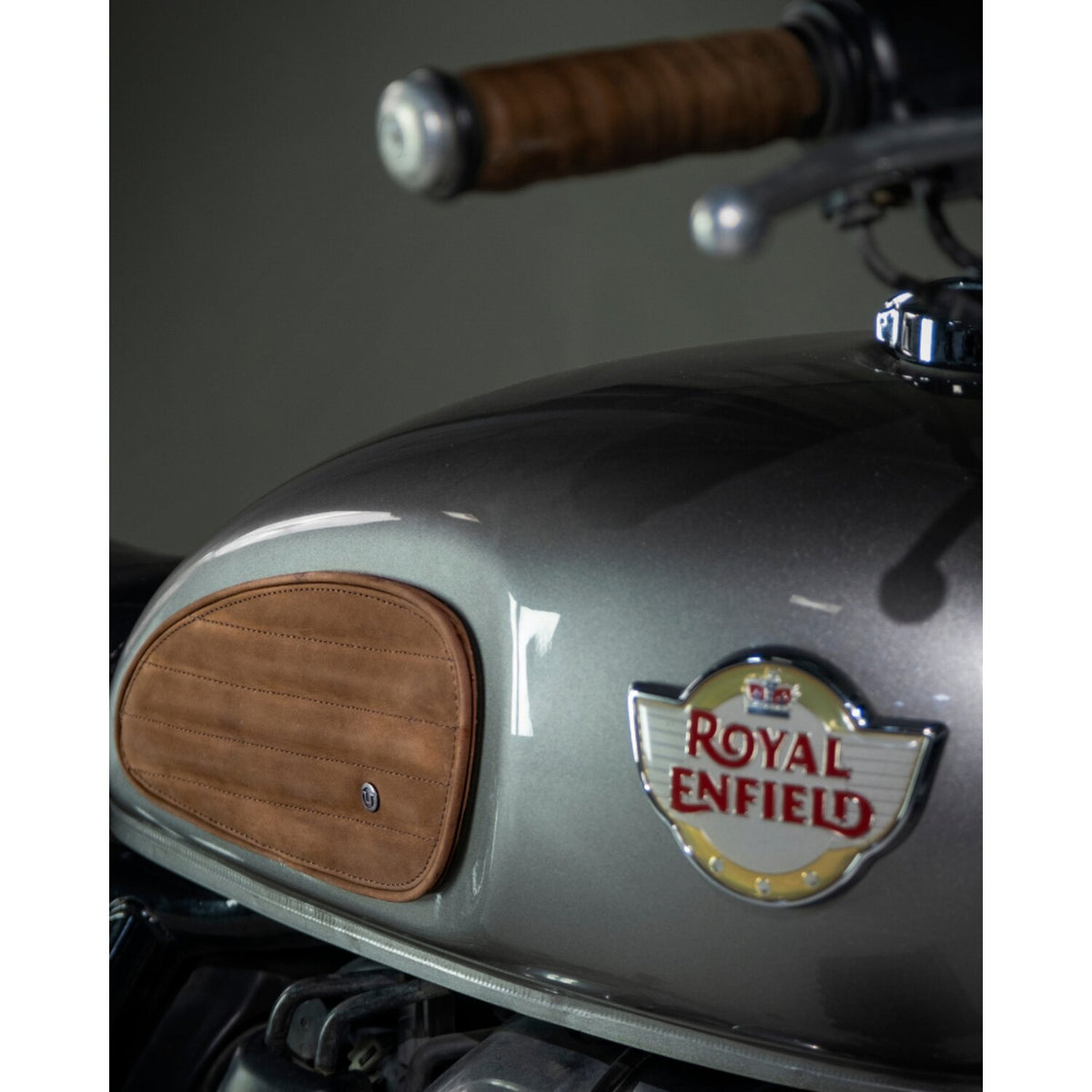 Trip Machine, Classic leather tank pad set. Tobacco