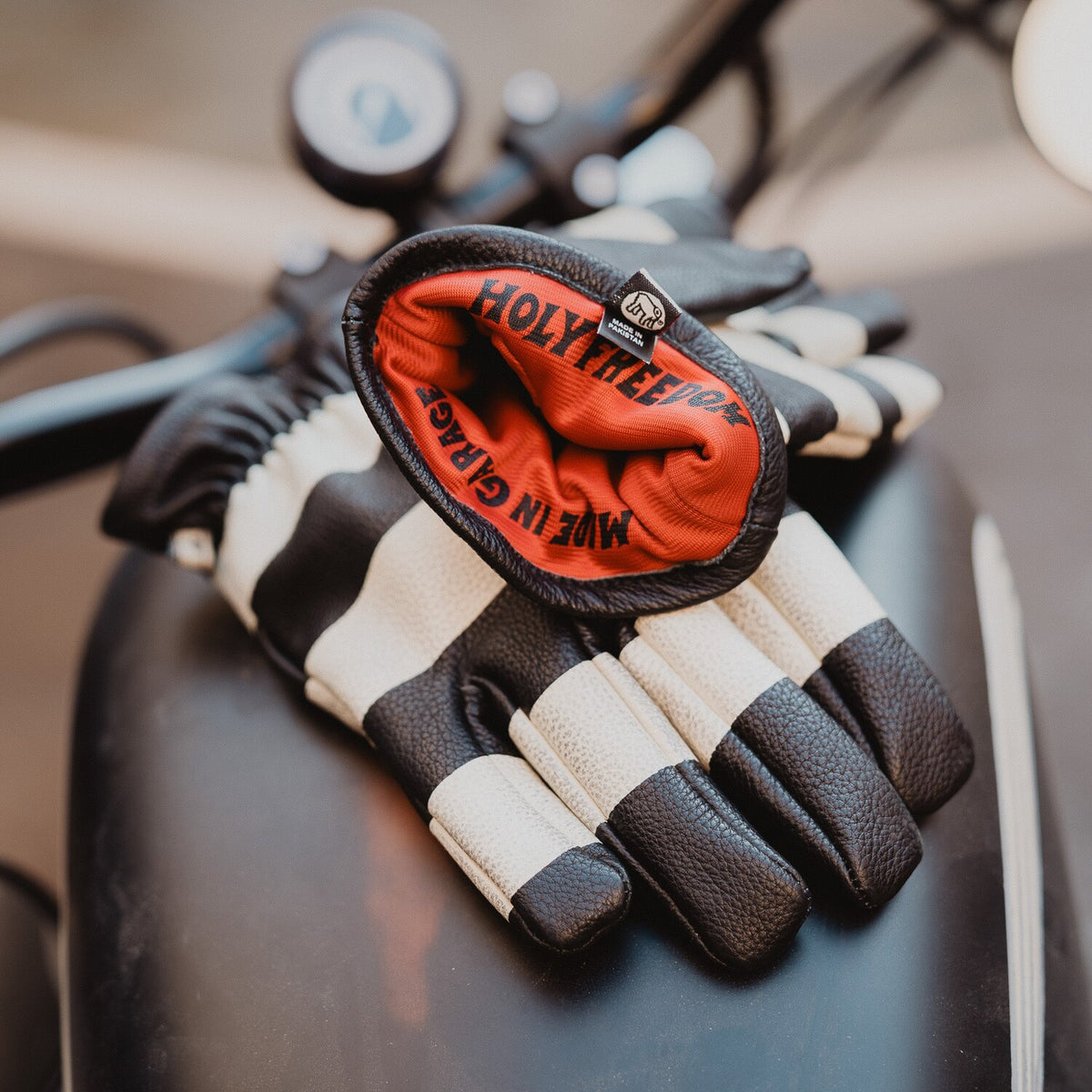 Holy Freedom Pitt gloves black/white