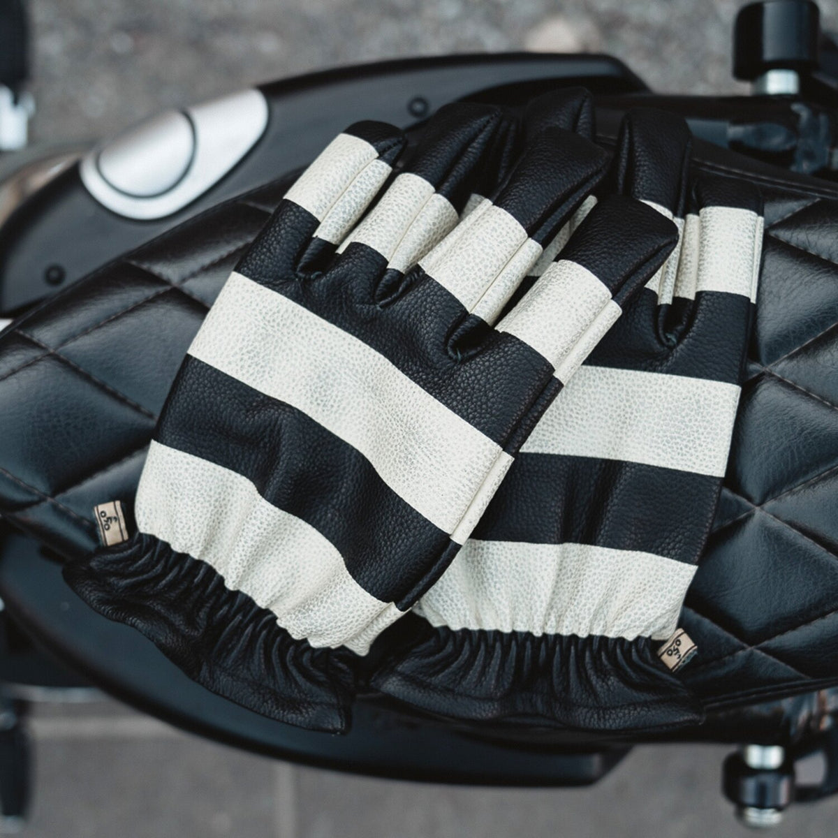 Holy Freedom Pitt gloves black/white