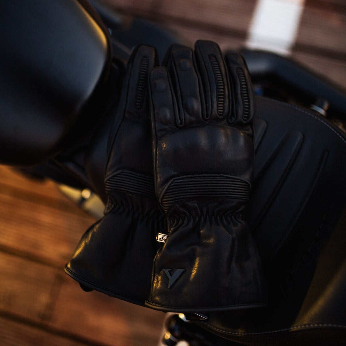 By City Lyon gloves black